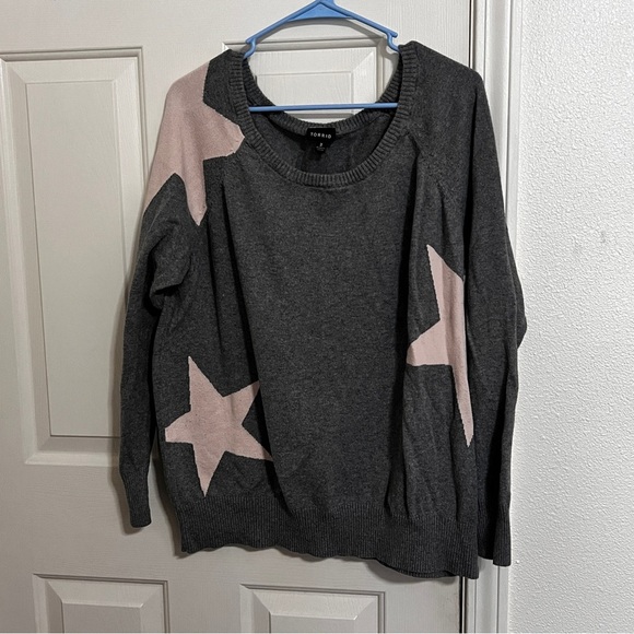 Torrid Grey Sweater with Pink Stars Size 2 Lightweight Dressy EUC - Picture 1 of 4
